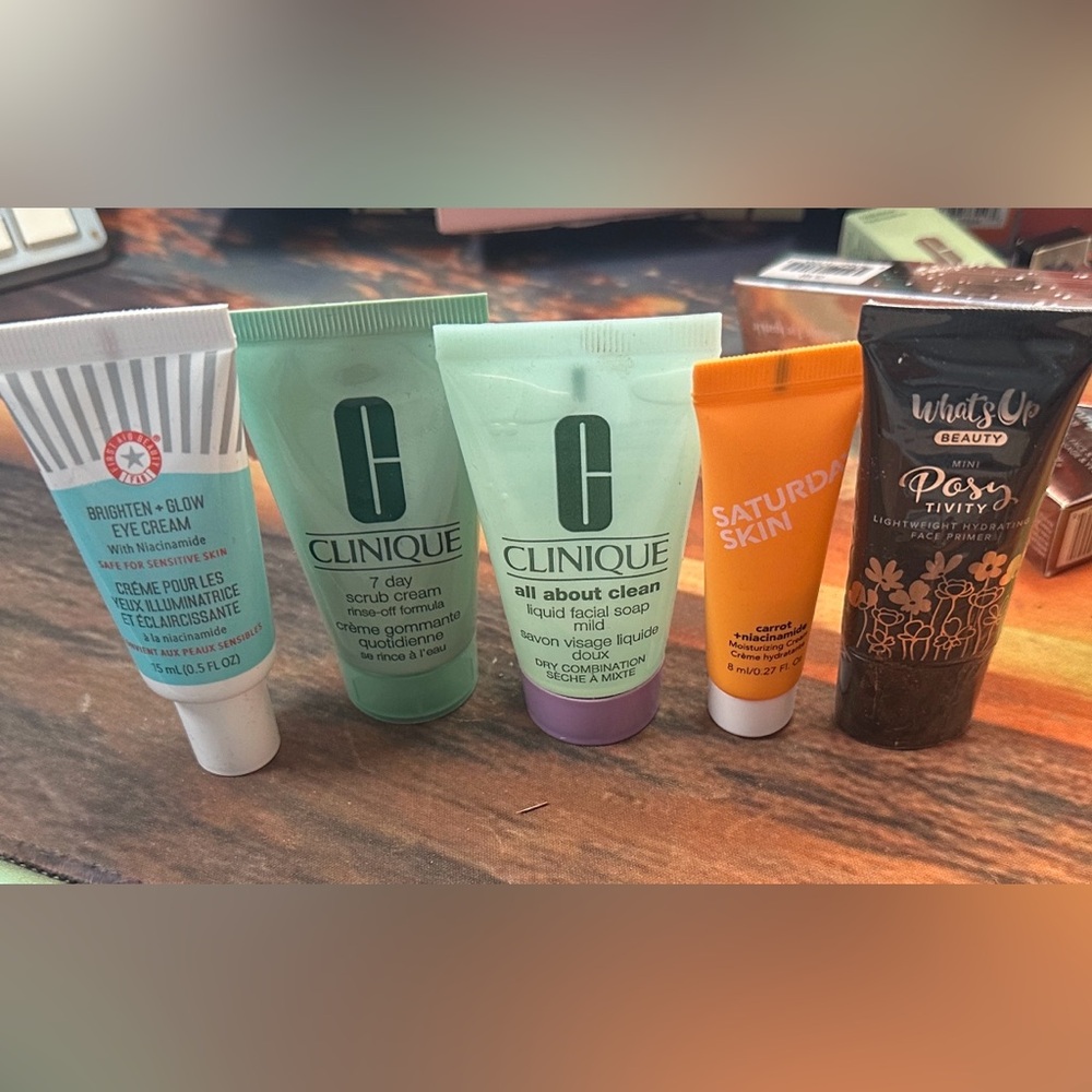 Clinique 7 Day Scrub Cream. Small size
Clinique all about clean +extras